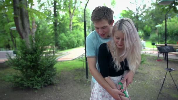 Paar spielt Minigolf — Stockvideo