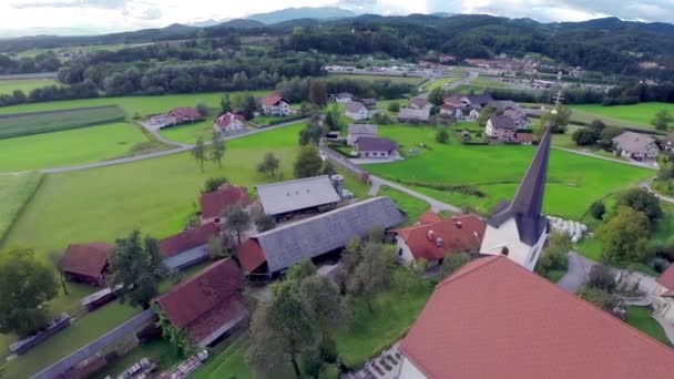 Volar sobre la iglesia en Eslovenia — Vídeo de stock