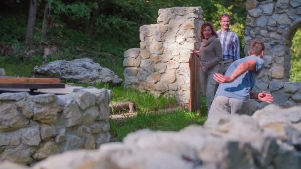 Couple coming in the castle ruins — Stock Video