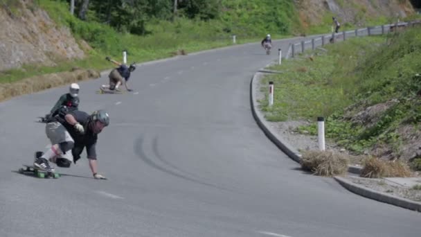 Competição profissional de skate de longboard — Vídeo de Stock