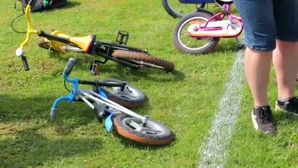 Vélos pour enfants sur herbe — Video