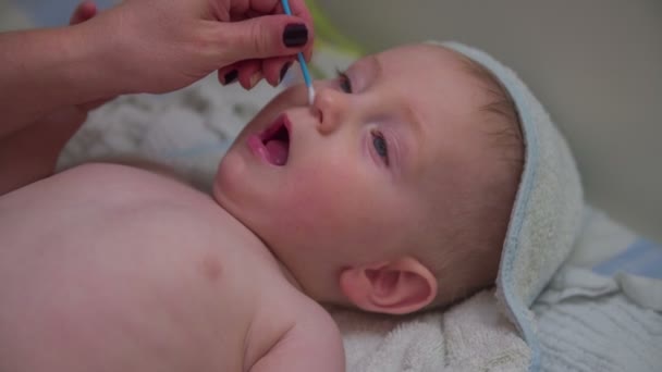 Niño mientras limpia la nariz — Vídeos de Stock