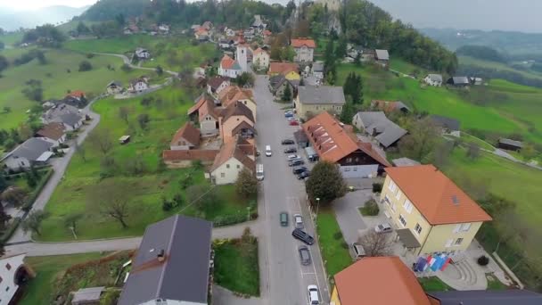 Vista del pueblo en el campo — Vídeo de stock