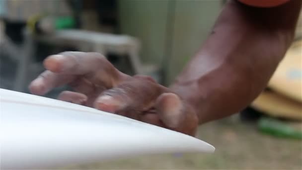 Surfer förbereda surf skrivbord för surfing — Stockvideo