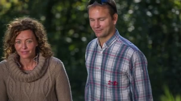 Pareja subiendo las escaleras en la naturaleza — Vídeos de Stock