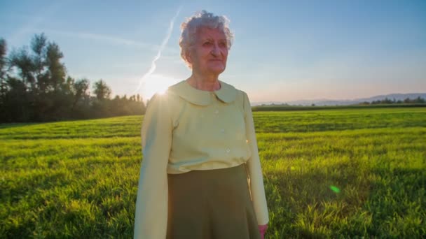 Mormor stå och känna sig fri och blassed — Stockvideo