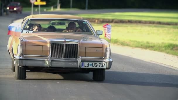 Cadillac clássico dirigindo rua abaixo — Vídeo de Stock