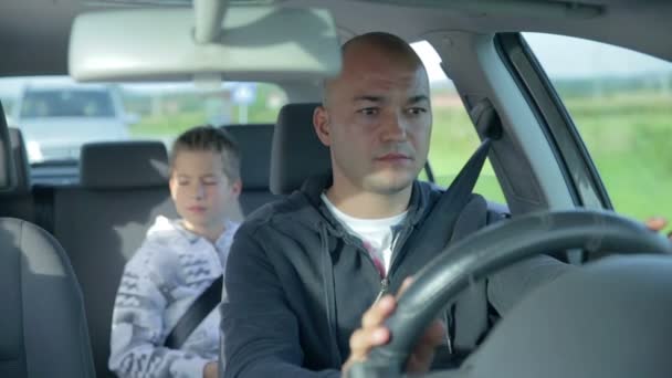 Otec a syn si pochutnávají na jednotku v autě — Stock video