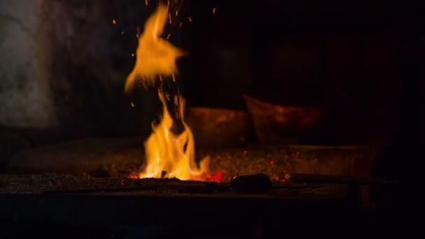 Вогонь у крамниці коваля на початку сучасного періоду — стокове відео