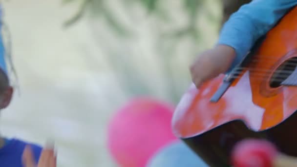 Дети, играющие музыку посреди леса — стоковое видео