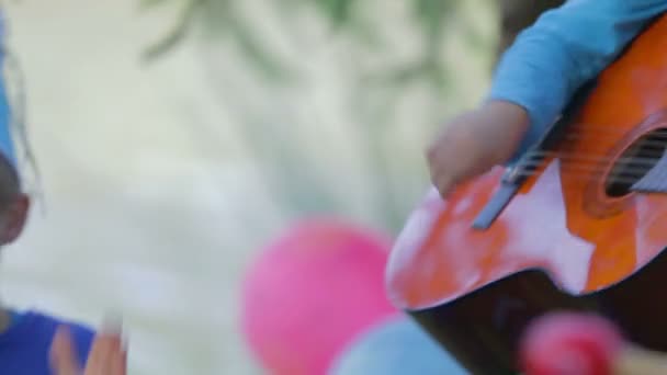 Niños haciendo música en medio del bosque — Vídeo de stock