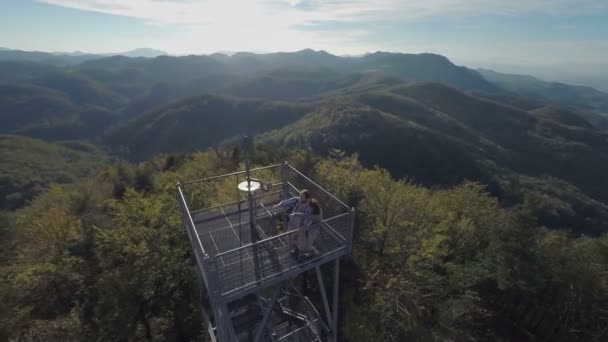 Pareja de pie en la torre en medio del bosque — Vídeo de stock