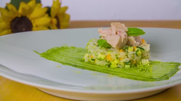 Hühnerbrust mit Basilikum und Reis — Stockvideo