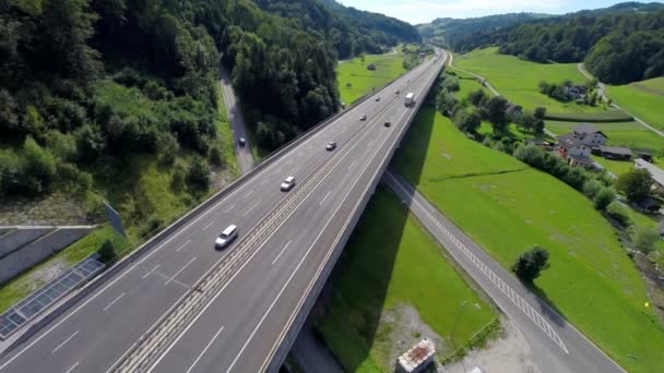 Puente de carretera en un valle — Vídeo de stock