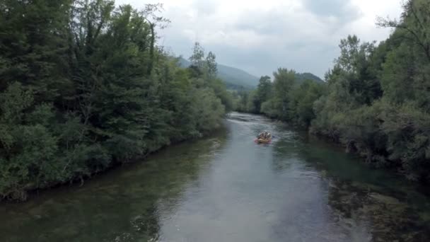 Equipo de rafting en el río en cañón — Vídeo de stock