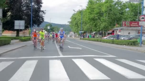 Ciclistas montam em competições na Eslovênia — Vídeo de Stock