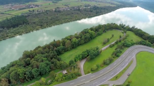 호수와 고속도로 교량의 공중 촬영 — 비디오