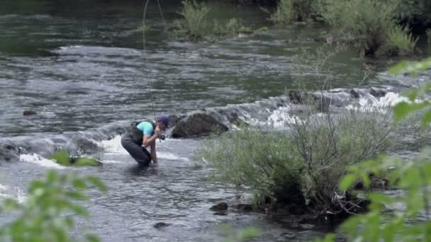 Рибалки зловити рибу в уповільненому Русі — стокове відео