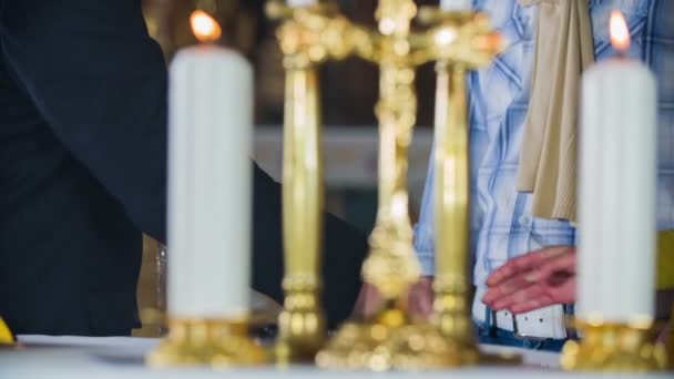 Dando la mano a un sacerdote — Vídeo de stock