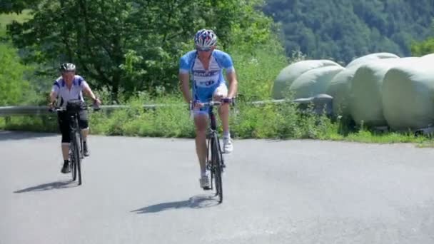 Ciclistas montam em competições na Eslovênia — Vídeo de Stock