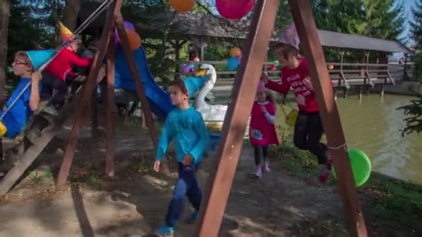 Speeltuin met een houten schommel instellen op het verjaardagsfeestje — Stockvideo