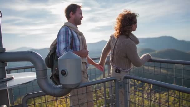 Casal vem no belo local de vigia — Vídeo de Stock