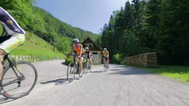 Ciclistas montam em competições na Eslovênia — Vídeo de Stock