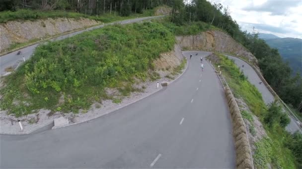 Competidores que viajan por carretera forestal — Vídeos de Stock