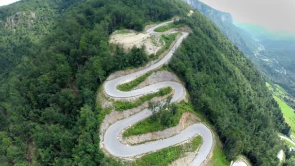 Tiro aéreo da estrada de passo — Vídeo de Stock