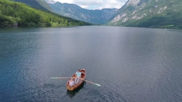 El hombre remando en una naturaleza hermosa — Vídeos de Stock