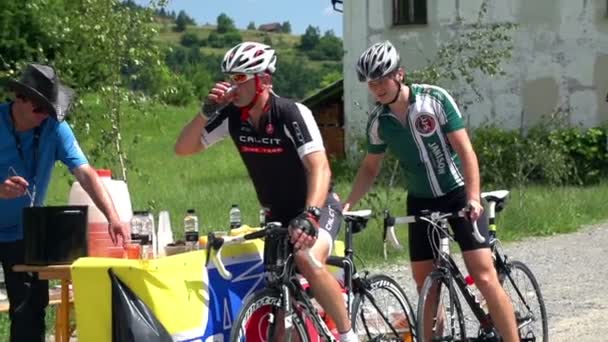 Los ciclistas beben líquido después de detenerse en el puesto de descanso — Vídeo de stock