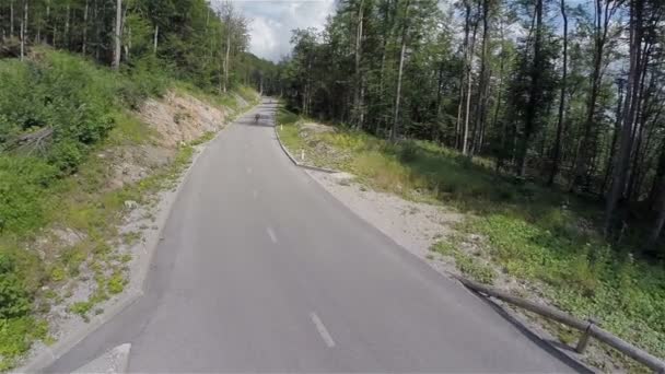 Patineurs accélérant sur la route — Video