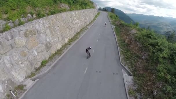 Longboard heli shoot van racer — Stockvideo