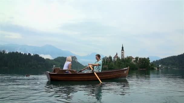 Couple floating in a boat on the lake — Stock Video