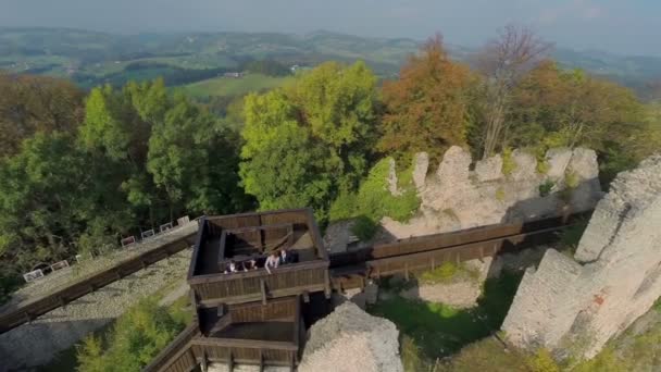 Utsiktsplats på ruinerna av slottet — Stockvideo