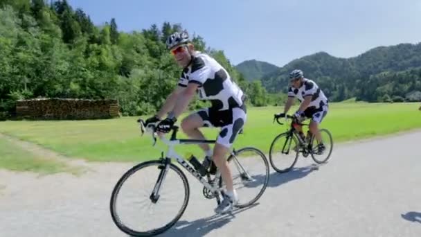 Cyclistes en compétition en Slovénie — Video