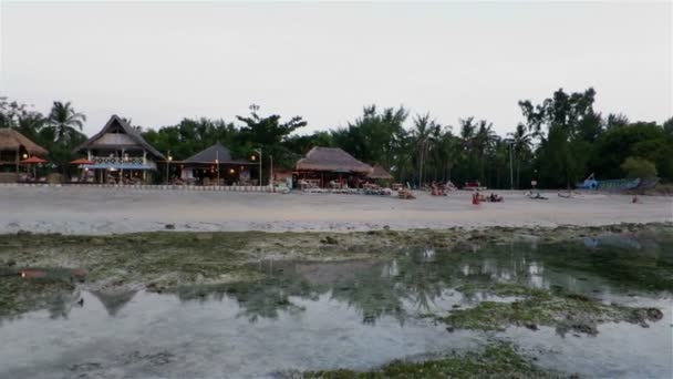 Playa en Bali por la noche con la gente — Vídeo de stock