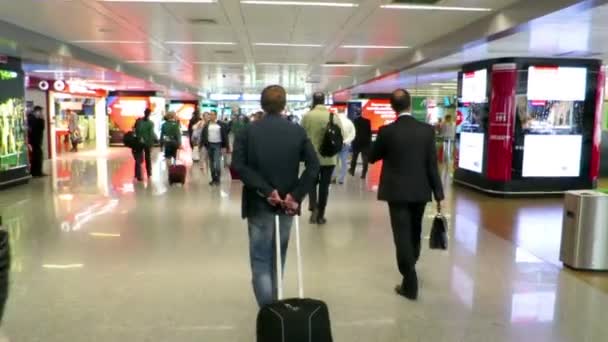 実業家の空港で飛行機で行く — ストック動画