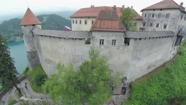 Volando frente a las murallas sobre el castillo de Bled — Vídeos de Stock