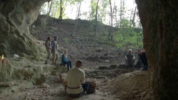 Touristenpaar spaziert durch die Höhle — Stockvideo