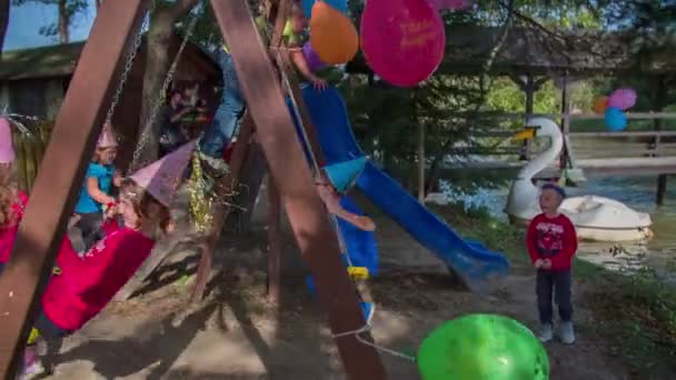 Buiten verjaardagsfeestje in de buurt van het water — Stockvideo