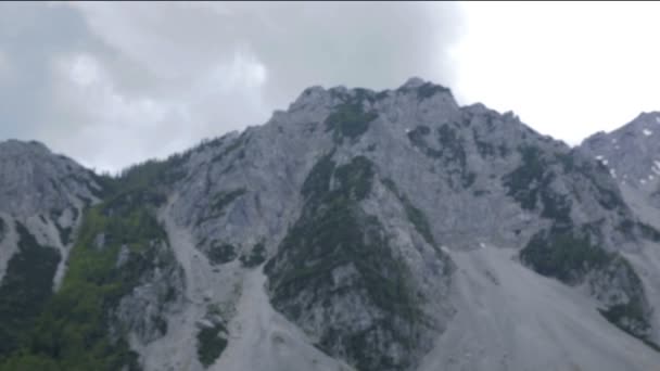 Turista em montanhas apontando a espiada — Vídeo de Stock