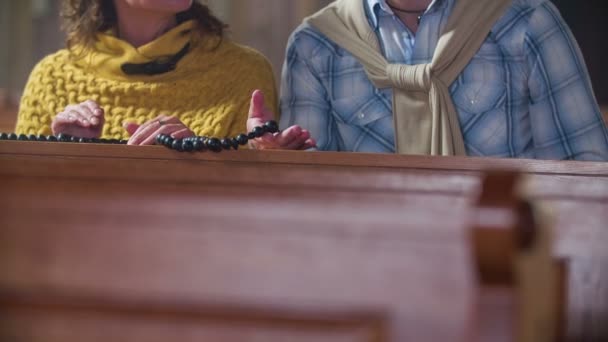 Het beëindigen van de rozenkrans prooi en lopen uit de kerk — Stockvideo