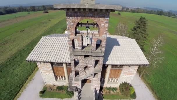 Interessant architectonisch gebouw van een kerk — Stockvideo