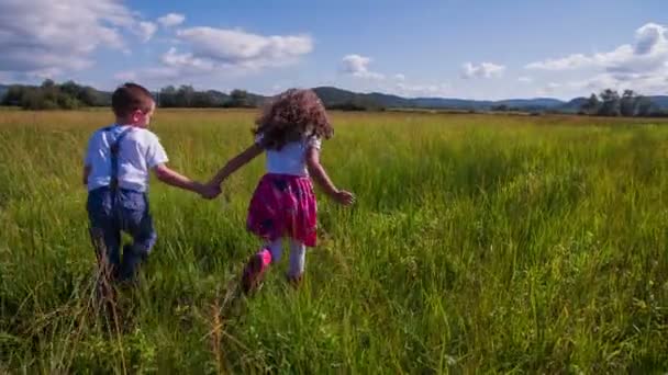Niño y niña sosteniendo sus manos y corriendo — Vídeos de Stock