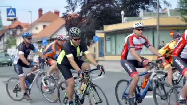 Ciclistas montam em competições na Eslovênia — Vídeo de Stock