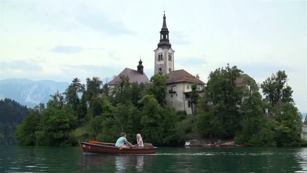 Couple flottant dans un bateau sur le lac — Video