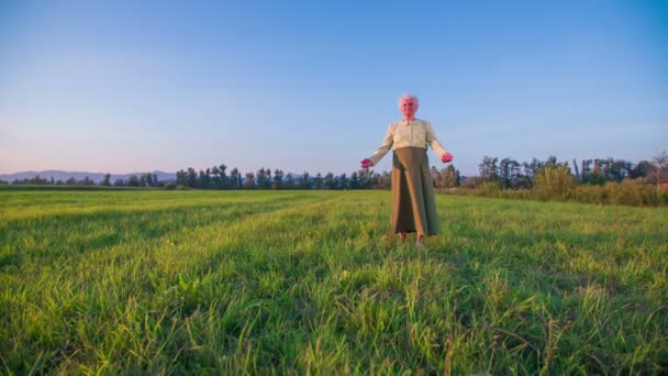 Nonna ringraziamento al cielo — Video Stock