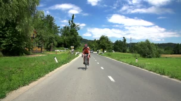 Motociclista en carretera rural — Vídeos de Stock