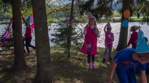 Bambini alla festa nel bosco — Video Stock